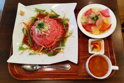 Gourmet_True's tweet photo. ローストビーフにかける情熱がすごい!
手間やコストを度外視して、毎日7時間以上かけておいしいローストビーフをつくる「キッチンフォーク」
お肉が好きな方はぜひ!
#グルメトゥルー #ゼウス・エンタープライズ #ランチ #ディナー #キッチンフォーク #kitchenfork
https://t.co/N3zlabqWf7 https://t.co/iHjYBT5QY1