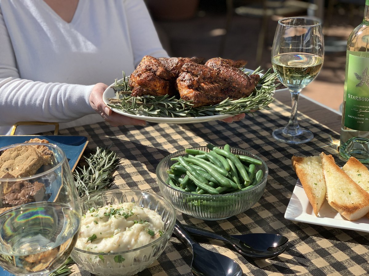 CafeExpress's tweet image. Let us help with the cooking this Thanksgiving. Pre order the Roasted Chicken Family Dinner by Sunday at noon for Wednesday pick up. Serves 4-6 people. 

#thanksgiving #preorder #thanksgivingpreorder #familymeal #holidaydinner #holidaydinner #houstonrestaurants  #houston #pickup