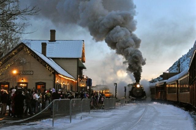 DSNGRR's tweet photo. So THIS is pretty cool!

#Christmas came early for the @DSNGRR, which was named one of the "14 Best Christmas Train Rides Across the Country to Get You in the Holly Jolly Spirit, by @thepioneerwoman Magazine! So 🆒!

Check out the article here ➡️ https://t.co/aQ4vGCqlw9 https://t.co/1JUEfQz9hU