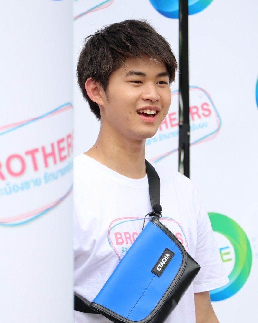 โทรปลุก​ตอนตีห้า... ปลายสายตอบ... "ครับ ๆ" ... โทรหาใหม่ตีห้าครึ่ง... เสียงงัวเงีย... "ตื่นแล้วครับ ๆ" ... คำถามคือ... ตื่นตอนไหน???😂... สู้​ๆ​นะครับภูภูของมี๊ ✌️🥰
#phu_pwr​ #phuwaritt #ลักยิ้มของภู ​#stmdthailand​#brotherstheseries​ #รักนะน้องชายรักนายครับผม