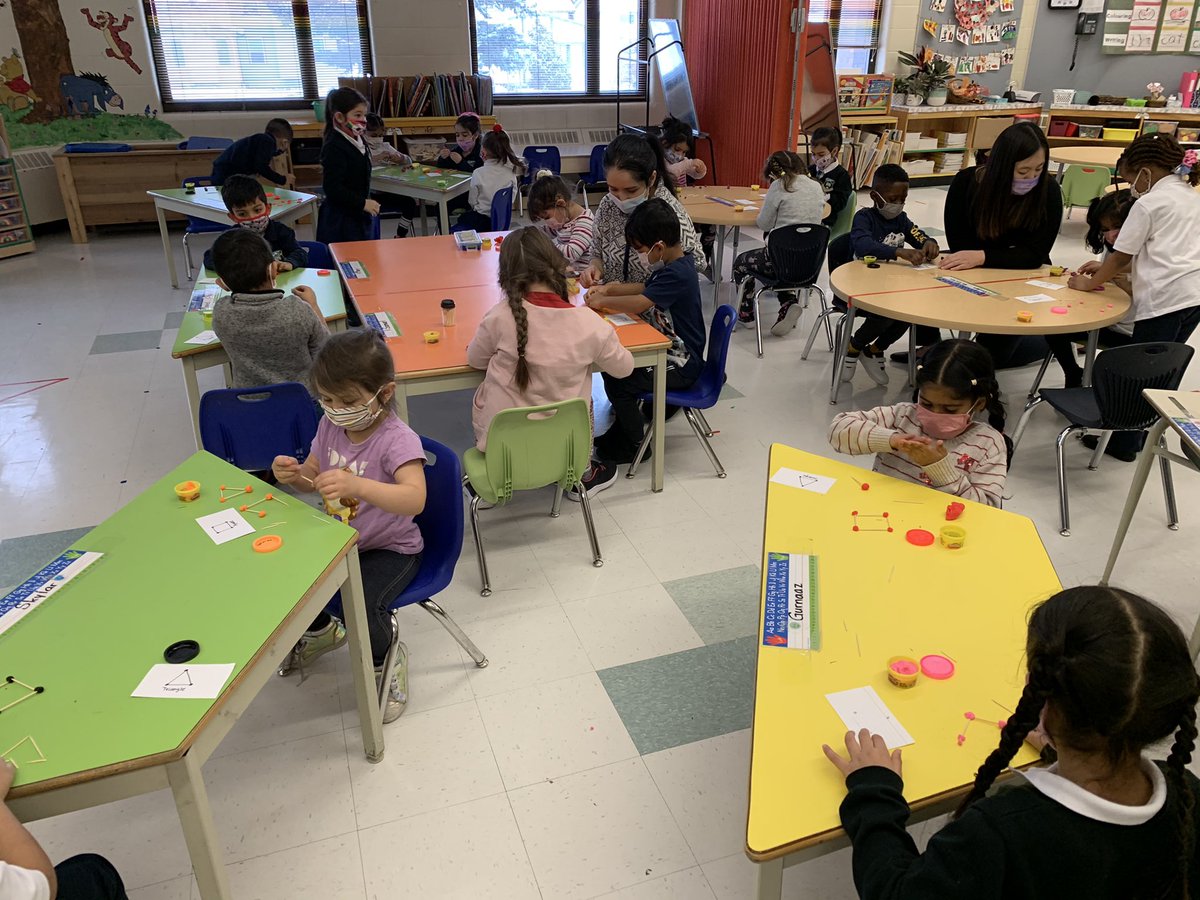 chanmsarah's tweet image. Today our student teacher taught us a fun way to create 2D shapes while recognizing vertices and sides! @c_dang6 #jumpmath #math #kindergarten