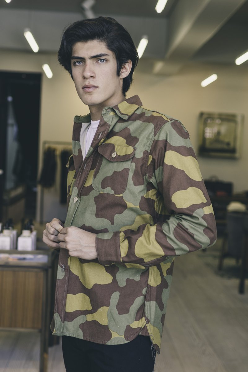 SilverDeerStore's tweet image. Paradójicamente el estampado de camuflaje al servicio de la moda masculina te hace más visible ante los demás. @3sixteen propone un diseño de camisa basado en las sobrecamisas vintage de los oficiales de la marina. 
bit.ly/38VmMnT