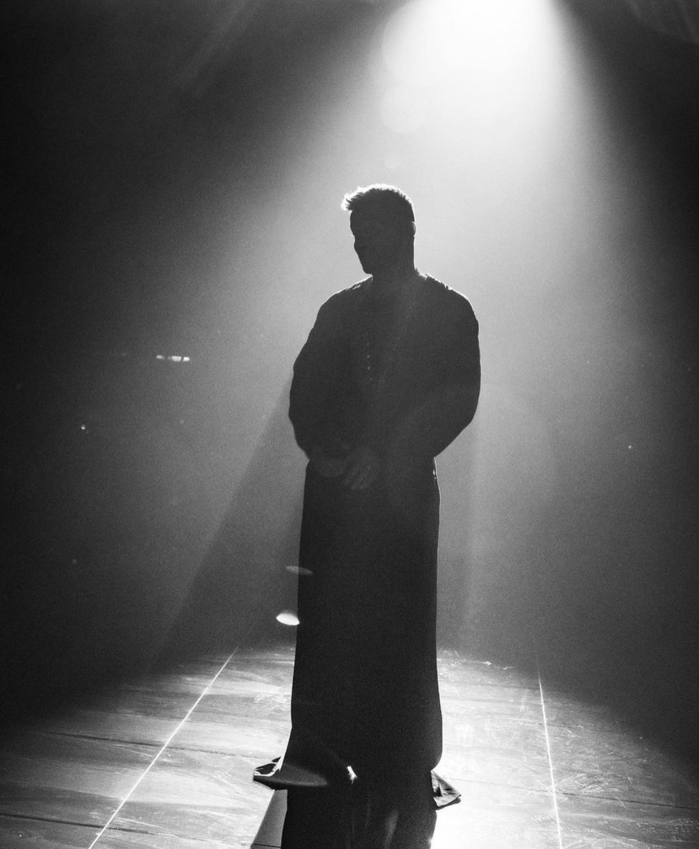 ricky_martin's tweet photo. 3,2,1 Ready! #latingrammy
.
๐ธ: @omarcruz
Styled by #dvlstylist https://t.co/iYJIAZMWkl