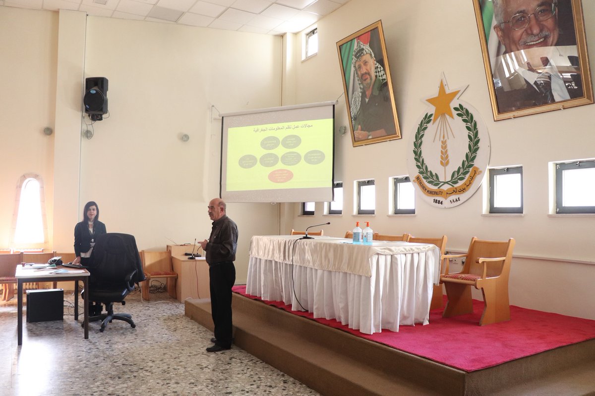 Bethlehem_PS's tweet photo. بمناسبة يوم نظم المعلومات الجغرافية GIS DAY 2020، أقام قسم نظم المعلومات الجغرافية (GIS) في بلدية بيت لحم ممثلاً بالسيد أنور علاوي والمهندسة غيداء أبو عيطة ورشة عمل لموظفي البلدية لتسهيل وصولهم للمعلومات المختلفة في نطاق عمل الدوائر والأقسام من خلال نظام المعلومات الجغرافية. https://t.co/J7r0DvFysa