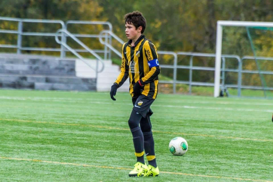 A_Jimenez86's tweet photo. Under en ljummen septemberkväll för sju år sedan sprang en frustrerad kille längst fram och jagade boll under en hel match utan att få röra den. Hans lag förlorade med tvåsiffrigt och tårarna var nära.

Samma kväll fick jag ett mejl. Det blev bra till slut, William. ✍️
#bkhäcken https://t.co/2m8x6nZUCV