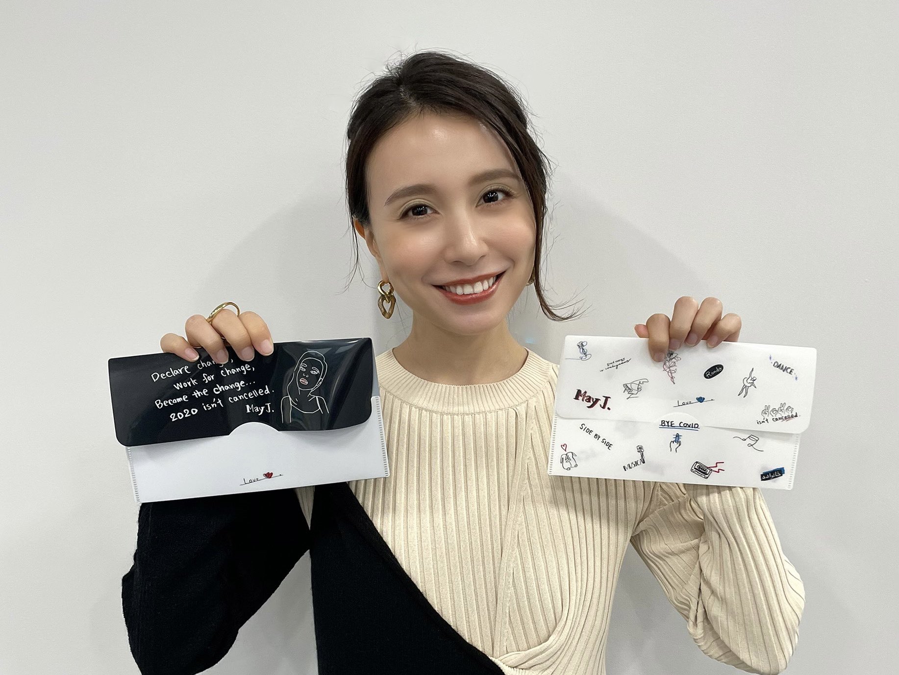 May J Staff 今日はいよいよ待ちに待ったmotion Blue公演 会場ではグッズ販売を行います まずはご要望の多かったマスクケース May画伯のオリジナルイラストでシンプル可愛い仕上がり 抗菌仕様で機能性も 予備マスクの持ち運びや