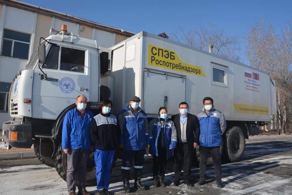 Сэлэнгэ, Дархан-Уул аймагт халдвар голомтлон гарч буйтай холбогдуулан ЗӨСҮТ-ийн авто лабораторийн 2-р баг Сэлэнгэ аймагт ажиллахаар хөдөллөө.
Авто лабораторийн 1-р баг Сэлэнгэ аймгийн Сүхбаатар хотод 2 дахь өдрөө ажиллаж 19 тохиолдлыг лабораторийн шинжилгээгээр илрүүлээд байна.