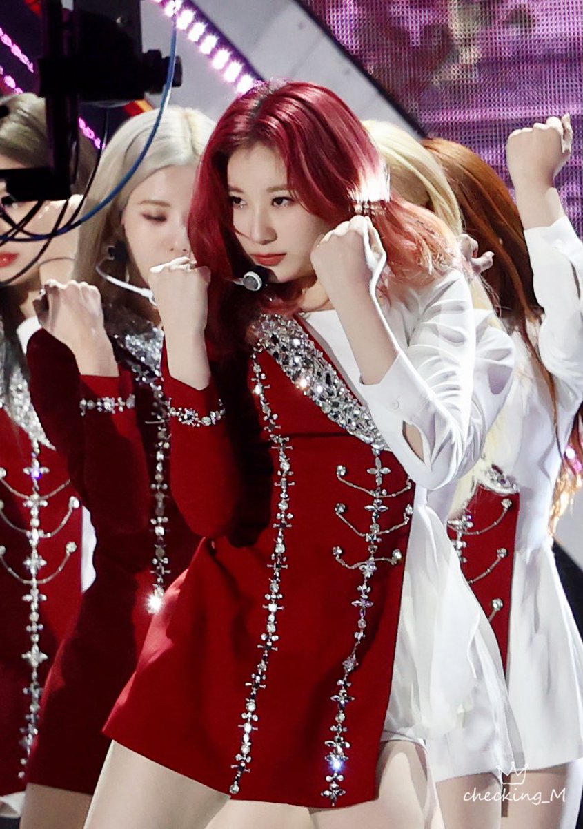 checking_M's tweet image. 201116  음악중심 🦢🦢 HQ

🦢♥️
#IZONE #이채연 #Leechaeyeon #イチェヨン #Dear_이채연