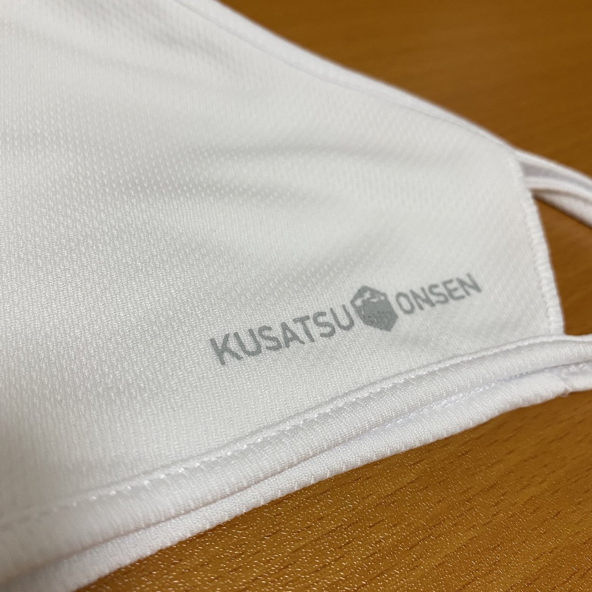 kn_s5md's tweet photo. 『草津温泉マスク』
マスクに”KUSATSUONSEN”のロゴが入っていてかわいい♨️

このマスクの特徴は
・生地が丈夫だから何回洗っても使える
・呼吸がしやすい
・肌にぴったりフィットする
・お肌に優しい

普段してたマスクは呼吸もしづらくて肌荒れがすごかったから私にとっては最高の必需品😷！ https://t.co/JbFImiT742