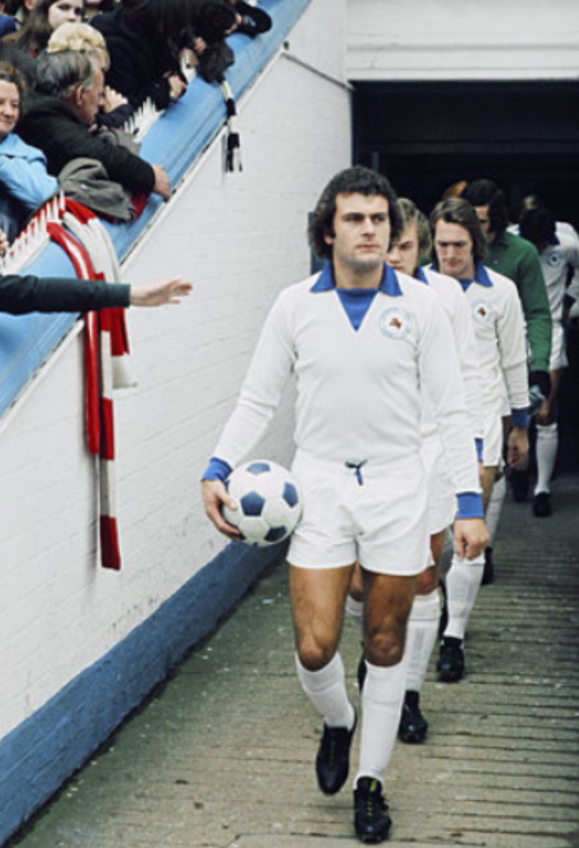 LCFCprogs's tweet photo. #ChangeStrip🦊
The 1972/73 season – when a home match wasn't a home match. Answers on a postcard re the red & white scarf…
#LCFC #KeithWeller #DennisRofe #LenGlover #PeterShilton #SteveWhitworth https://t.co/nJxvCNv79U