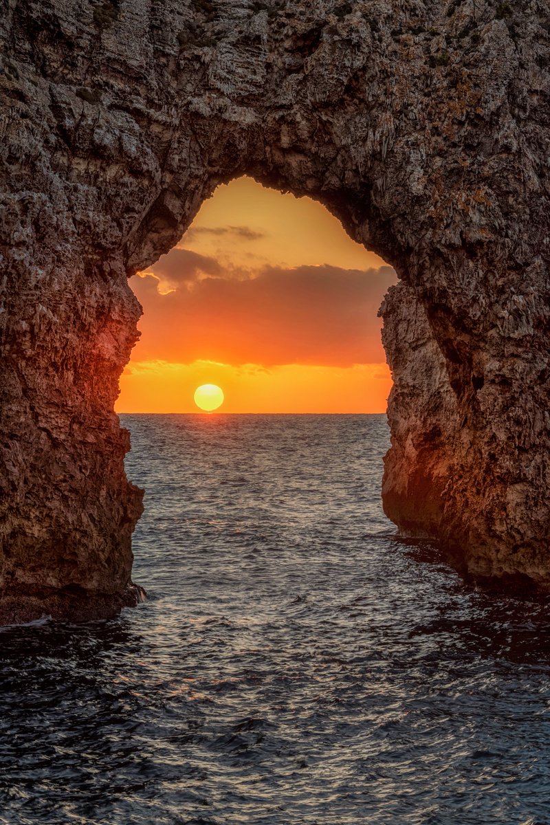 Lo creáis o no, todo empezó con esta foto. En 2013, antes del lanzamiento de PhotoPills, probamos la aplicación planificando una foto que nunca habíamos visto: la puesta de sol a través de un arco natural en Menorca. Esta es la historia tras la foto 🤓 👉 youtu.be/x8SDMGiK-l0
