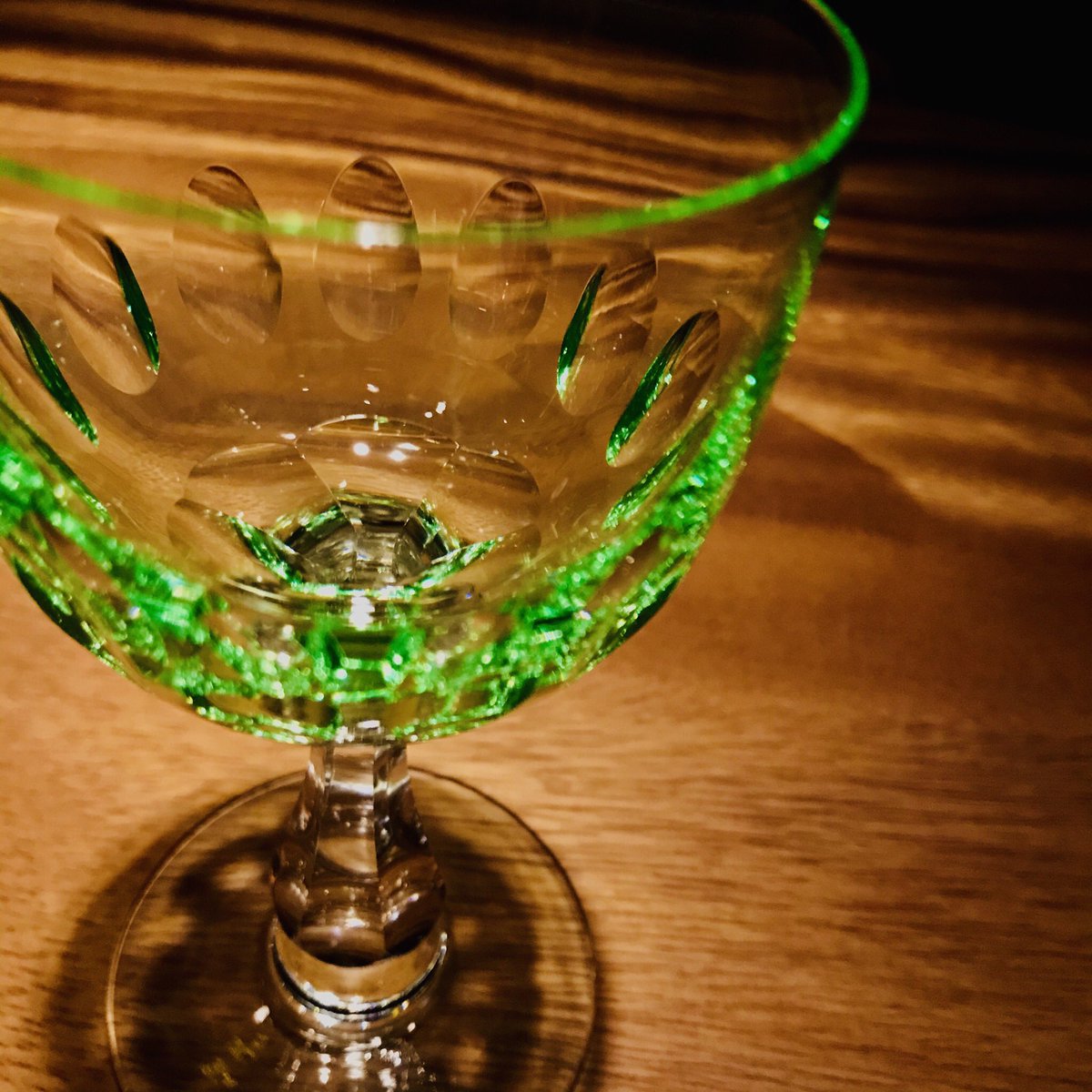 ぱーりんか 10年頃からガラスに ウラン を混ぜて造られた 黄や緑の色彩を持つ透明な ウラングラス メチルアルコールの含有量が比較的高いパーリンカと放射性物質のウランというイケナイもの同士の掛け合わせ 退廃的な嗜好 みたいな 的な たまら
