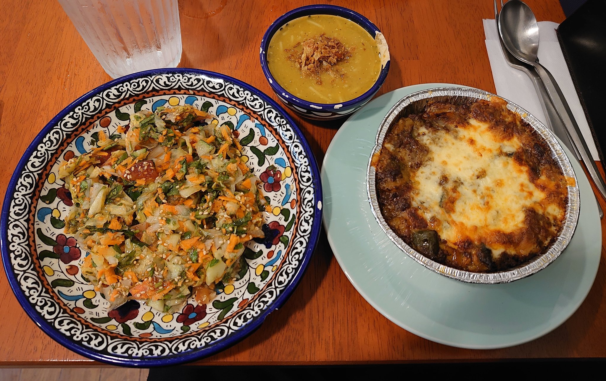 せんだ エジプト料理 アブイサーム タージェンとアラビックサラダ ひよこ豆スープ タージェンは ブルグル ひきわり小麦 野菜 挽き肉にベシャメルソースを混ぜ ポテト ナスを加え仕上げにチーズをのせて焼いたグラタンのような 食べ物 美味し せんだ エジプト料理 アブイサーム タージェンとアラビックサラダ ひよこ豆スープ タージェンは ブルグル ひきわり小麦 野菜 挽き肉にベシャメルソースを混ぜ ポテト ナスを加え仕上げにチーズをのせて焼いたグラタンのような 食べ物 美味し