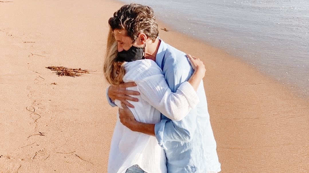 mcsurgeons's tweet photo. for the love of god all merder stans want is a scene like THIS (plus a kiss) #greys https://t.co/liqDWOzPMm
