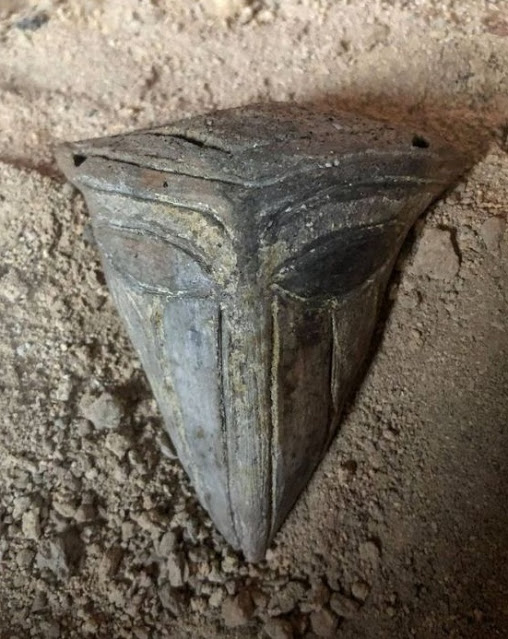 Sarah404BC's tweet photo. Unique late #Chalcolithic ceramic mask at #Provadia-Saltworks #Bulgaria
Anthropomorphic image of a triangular human face with stylized ears & two holes for possible suspension
https://t.co/jEeKFVdhXI https://t.co/TXZNb7VFW4