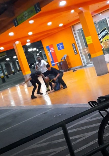 O discurso do Nagelstein provoca essa tensão racial na cidade e aumenta a segregação histórica da capital mais racista do Brasil. Hoje, no Carrefour, mataram um homem negro de 60 anos a chutes e pontapés. “Sorte” que filmaram para não dizerem que é mimimi e vitimismo.
