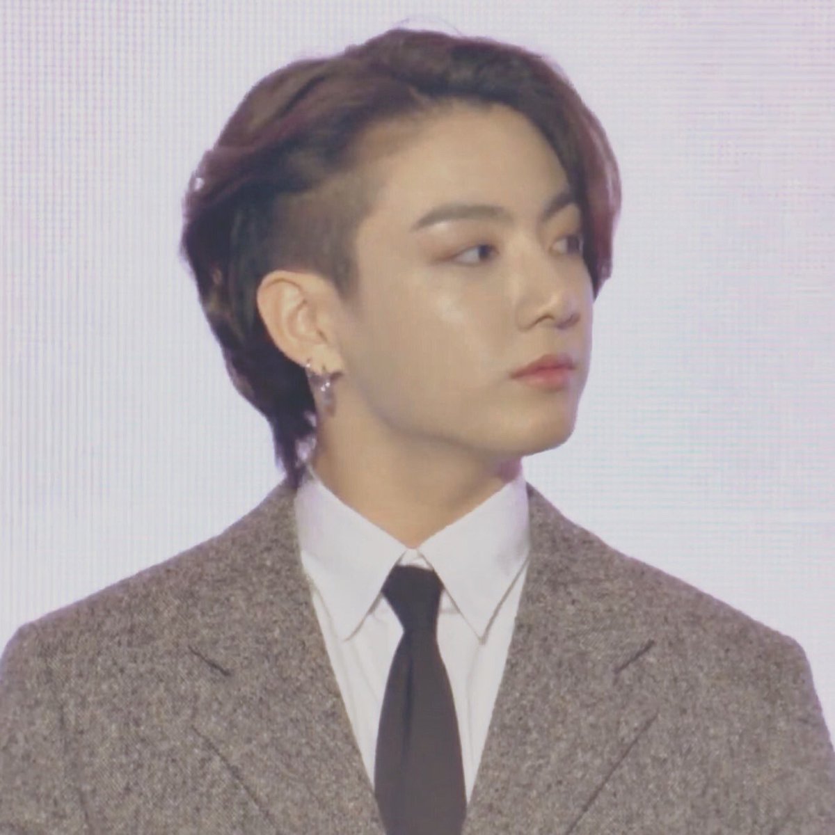 jeonspalette_'s tweet photo. O JUNGKOOK DE LONG HAIR E SIDE CUT FOI A MINHA MORTE, EU AINDA TÔ TENTANDO PROCESSAR TODO ESSE SURTO COLETIVO QUE ACONTECEU, EU NÃO TÔ SABENDO LIDAR JUNGKOOK LEEEEEEE PAGA A MINHA TERAPIA

@BTS_twt #JUNGKOOK #BTS_BE #BETODAY https://t.co/k9LSoma1Tc