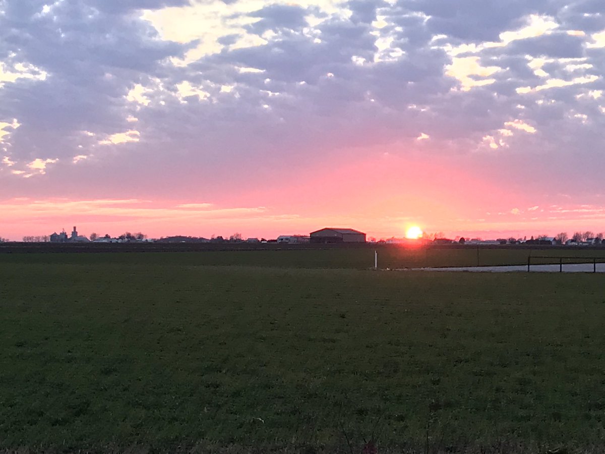 ReginaYoder's tweet photo. @BrendaYoderLMHC This was my view tonight. So beautiful. https://t.co/IuEJOPGvrC