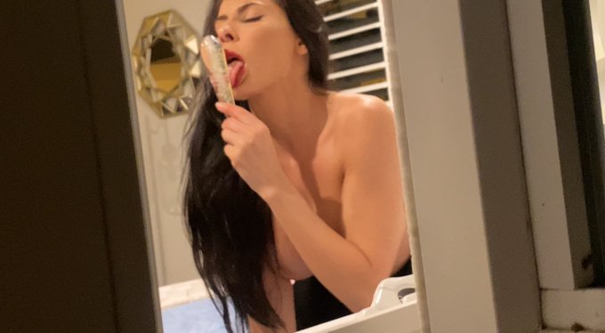 Ever wonder what you&rsquo;d see, if you peeked through my window...  link in bio https://t.co/rR3Z3zcqsA<a href="/tag/friday"class="tags"><span>#friday</span></a>