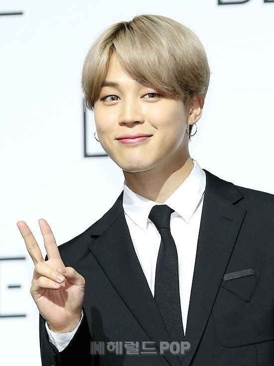 HoneyMakeup2's tweet photo. Quien es eseeee hombreeeeeeeeeeeeeeeeee🎶

#BETODAY #BEConference #BTS
#방탄소년단 @BTS_twt https://t.co/RKQIeeLMZO