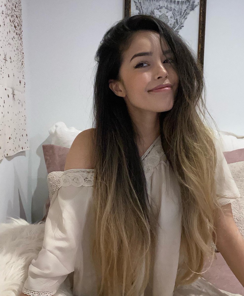 Valkyrae's tweet photo. 😐🥰 https://t.co/fEBOWCcsHe
