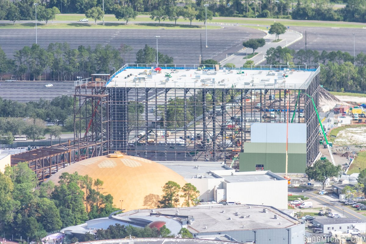 Here's a photo from  @bioreconstruct showing the interior skeleton. The visible X braces match up with the ones in the interior photo. The building is 10 X braces long by 4 or 5 X braces wide (I can't tell the width exactly from this perspective).