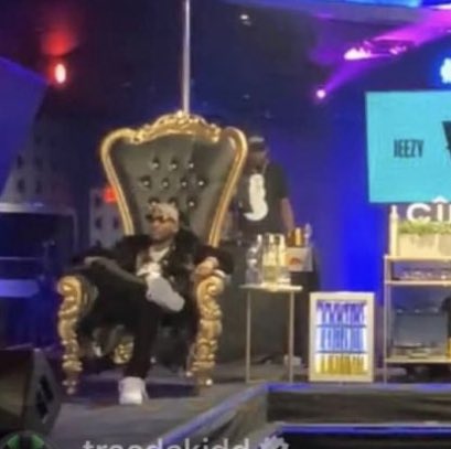 BrianMcknightJ1's tweet photo. If unbothered and bothered was a person #VERZUZ https://t.co/3U94pcj4L0