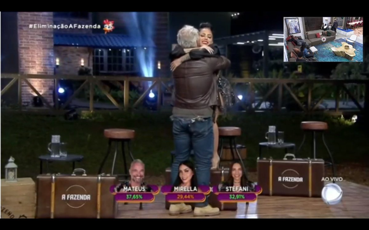 ZAMENZA's tweet photo. TCHAU, MIRELLA!!!!!!!!! VAI SER RECEBIDA POR UM CARRO DE SOM, QUERIDA!!!!!!! HAHAHAHAHAHAHAHHAHAHAHAHAHAHAHAH #EliminaçãoAfazenda https://t.co/UXaKpJHdir