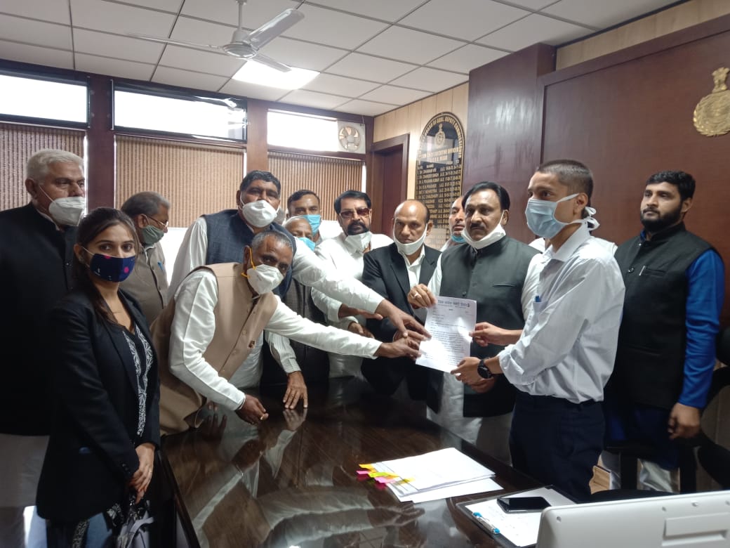 INCHaryana's tweet image. हरियाणा कांग्रेस अध्यक्षा @kumari_selja जी के निर्देशानुसार कल प्रदेश में सरकारी मेडिकल कॉलेजों में MBBS की फीस बढोतरी के विरोध में राज्यपाल महोदय के नाम ज्ञापन सौंपे गए।

कांग्रेस पार्टी BJP-JJP सरकार की इस गरीब विरोधी मानसिकता के खिलाफ संघर्ष करती रहेगी।
#JusticeForMBBSStudents