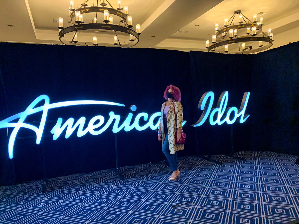 itsalyssawray's tweet photo. SUPRISE!! I auditioned for American Idol!!! 💙 Make sure to tune in to @abcnetwork this season starting on February 14th to see if I got a GOLDEN TICKET or not on @americanidol !!!🌟🎫 #americanidol https://t.co/66XqXGmfC1