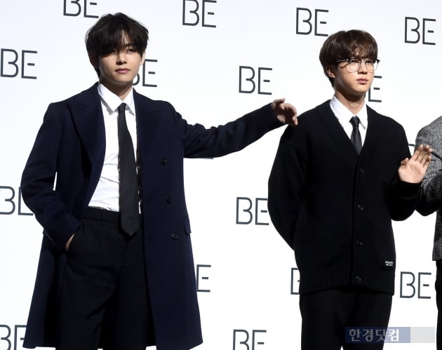 yeashrinaa's tweet photo. Taehyung and Jin leaving a spot for yoongi OPPA🥺🥺🥺🥺🥺💜💜💜💜💜 #globalpressconference https://t.co/m2Zh9YrPHu