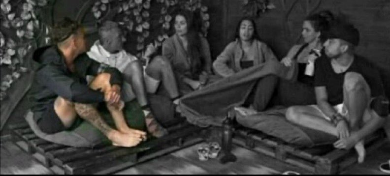 giobcecada's tweet image. vai faz a fila, um de cada vez #EliminaçãoAFazenda