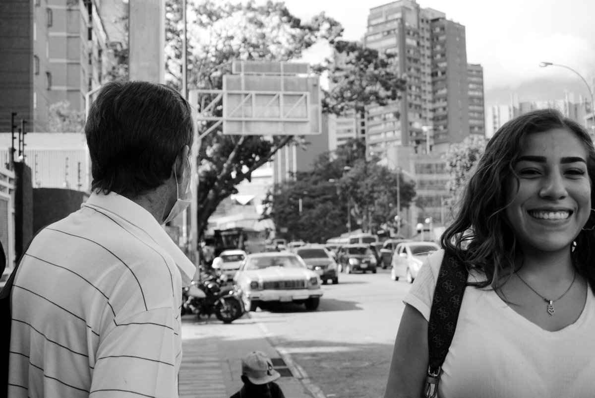 Juampol_'s tweet photo. Hoy iba tomando fotos por la Av. Francisco de Miranda y ella apareció, de la nada, con una sonrisa. No sé quién es... veamos si Twitter la puede encontrar. 😅 https://t.co/Bs6I7fIRA5