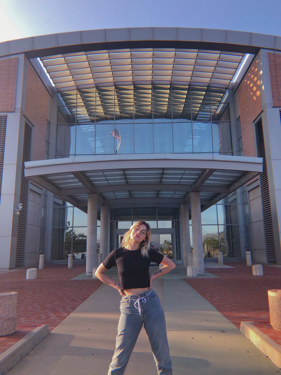 swiftrowling's tweet photo. @EllenPompeo probably one of the best days of my life. I'll never be able to explain what greys anatomy means to me, there are no words. I can only say that you saved me and still save me every day. forever grateful. love you 💜 @EllenPompeo https://t.co/MmG3J7J17l