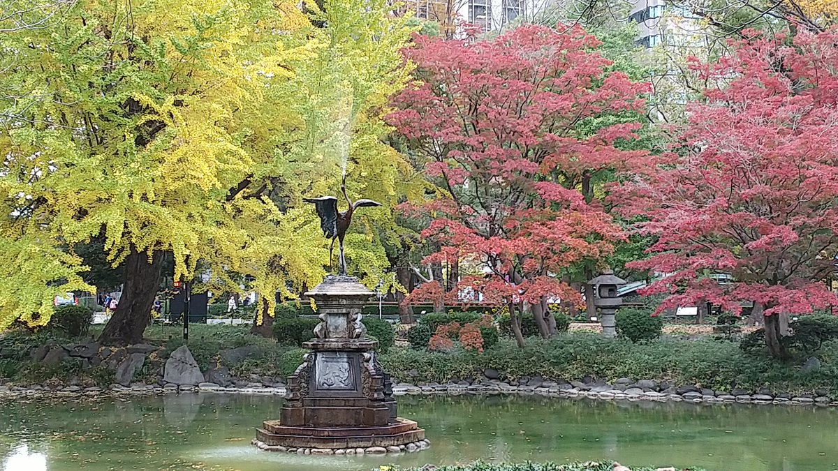 信濃太郎 日比谷公園 昼休みには弁当持参の人達でベンチが埋まる
