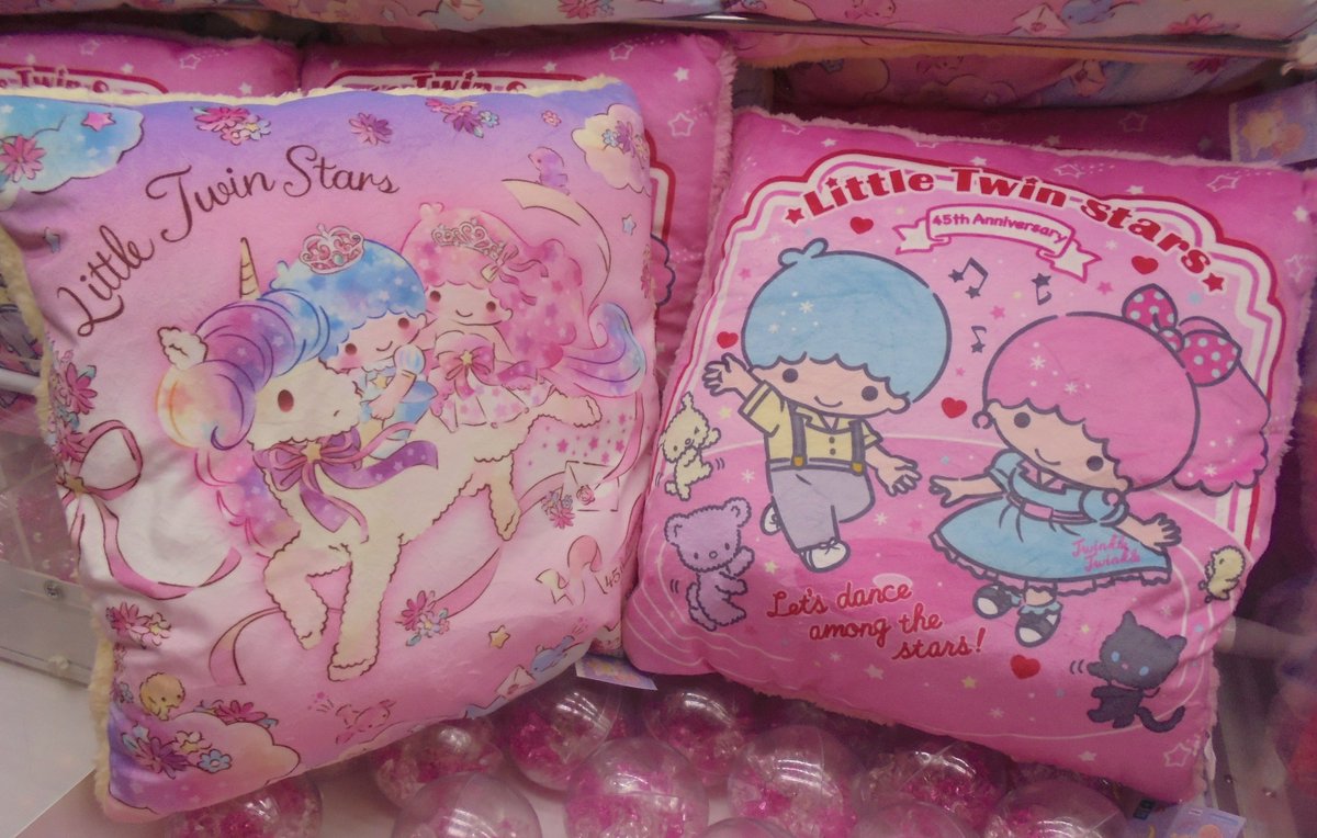 Namco梅田店 景品情報 リトルツインスターズ45周年ふわふわbigクッション 見た目以上にその大きさを感じる豪華クッション 2階にて展開しております サンリオ リトルツインスターズ