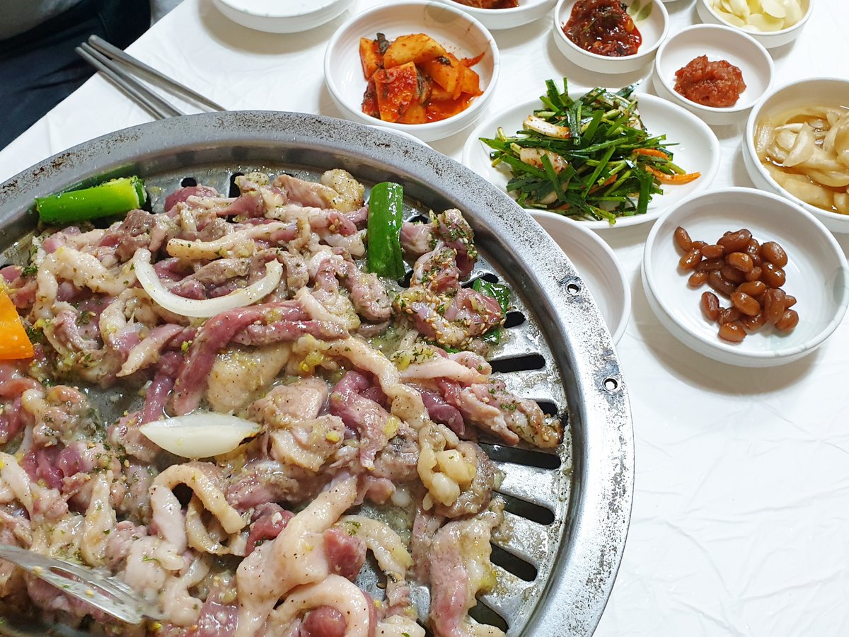 Topgochang's tweet photo. 고창에서 즐기는
오리주물럭 
우렁된장찌개
콜라보레이션 ㅋ

널싸거 굽 썰썰햐졌어요!.
배만큼은 든든하게 채워서
따뜻한 하루 보내세요~🍚🍴
.
.
.
#고창 #고창밥상 #한반도첫수도밥상
#고창맛집 #오리주물럭 #연화식당
#푸지게한상 https://t.co/RDfab0zNVS