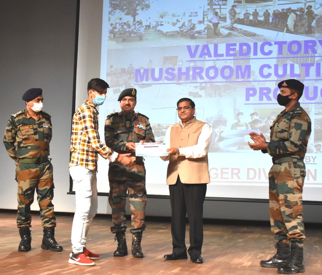 prodefencejammu's tweet photo. #TigerDivision sponsored #EntrepreneurshipDevp drive for Youth & ESM of Border Areas of #Jammu. Maj Gen Vijay B Nair, GOC, Tiger Division congratulated participants on successful completion of trg on #MushroomCultivation & #Spawnproduction at SKUAST-J
@diprjk @SKUASTJammu @adgpi https://t.co/jtpfHxxLye