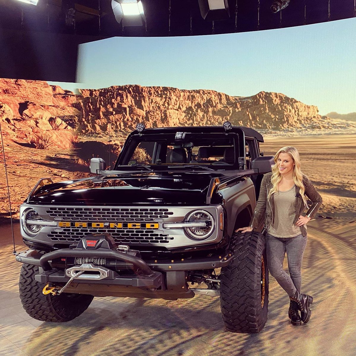 CristyLee09's tweet image. I’m hosting the Ford Auto Nights, SEMA Show Special LIVE tomorrow @ 12pmEST featuring the all-new Bronco, F-150, Mustang Mach-E and more ✨#FordSEMA #FordPartner  youtu.be/J588ZLRwlto