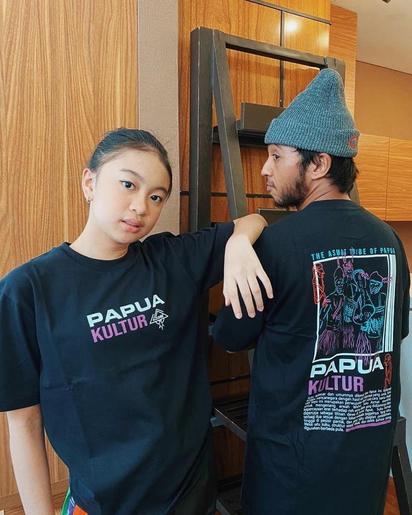 Kaos Kece Papua Kultur dengan bahan combed 24s dan desain yg kece sehingga keren untuk di pakai baik diluar atau di dalam rumah. Price IDR 150k diluar ongkos kirim. Yukk kepoin ig nya <a href="/hrz/">hrz</a>.id