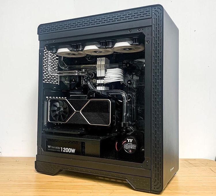 ModMyMods's tweet photo. "Some parts laying around"
Well heck! Those are some serious parts left over - put together by our good friend @pcwerkz
#pcwerkz #thermaltake #gamdias #pcmasterrace #pcgaming #gaming #gamer #pc #pcbuilds #AORUS #Nvidia #GPU #3080FE #Intel #EKWB #Watercooling #Watercooled https://t.co/YUT2FFzgol