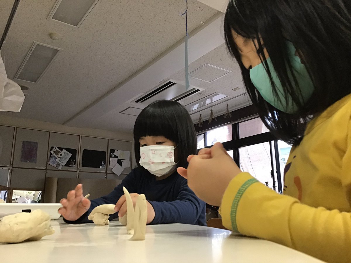YIS_ELC's tweet photo. When setting up the environment to provoke curiosity and wonder, we love indirect, non-verbal provocations that students discover independently. Today, process videos of clay sculptures displayed in a transparent box inspired clay exploration and creation. #YISlearning #pyp https://t.co/58WpVchObP