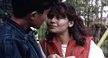 mykampusradio's tweet photo. Filem 3 #AliSetan (1985)

Diarahkan oleh pengarah terkenal, Allahyarham Dato' Jins Shamsuddin. Dibintangi oleh Azmil Mustapha &amp; Fauziah Ahmad Daud. Telah berjaya memenangi anugerah di Festival Filem Malaysia ke-6 (1986). https://t.co/rApeSzQgmj