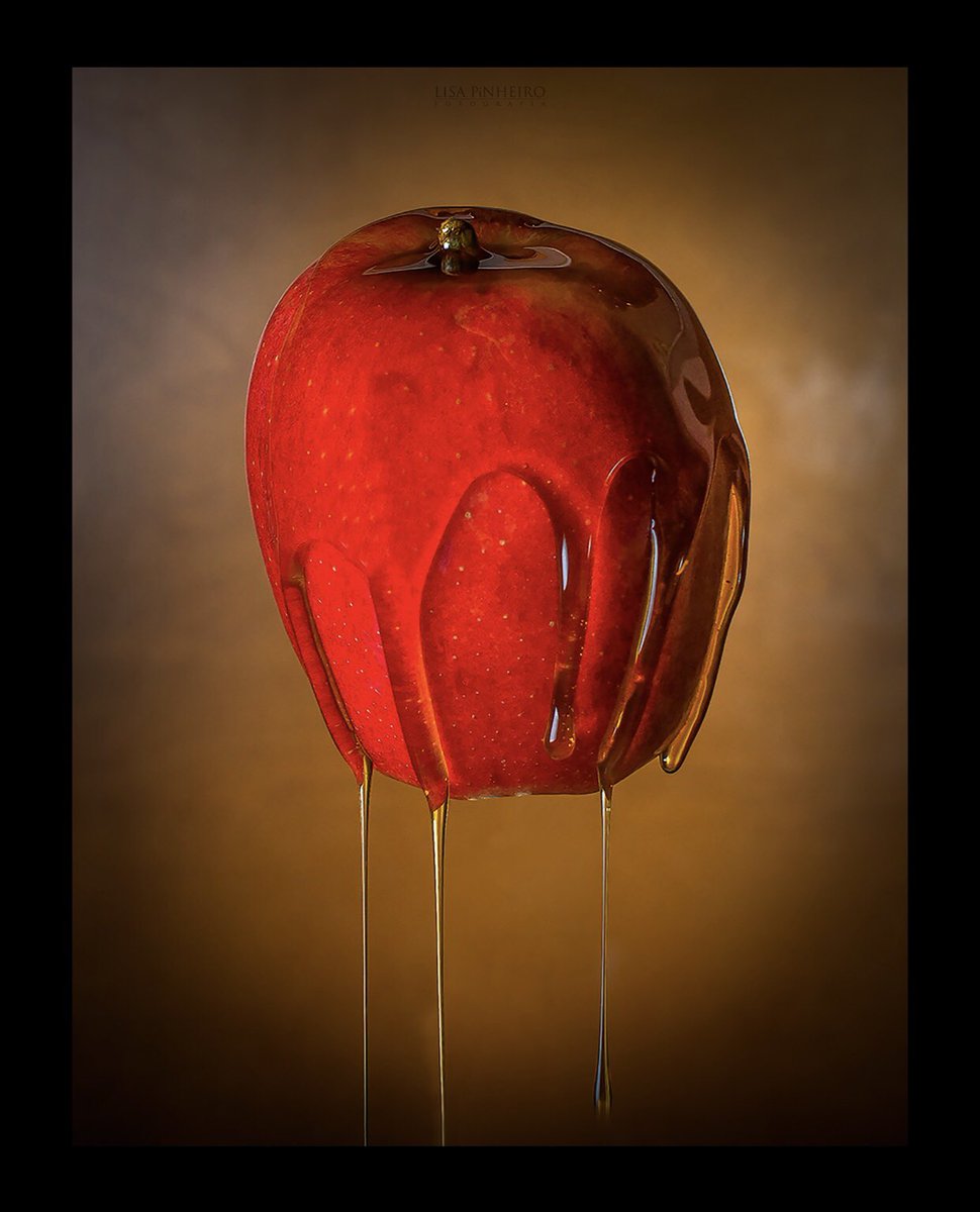 lisapinheiro's tweet photo. Candy apple! 🍎You can buy this and other prints here: 🍎 https://t.co/LkvYTMVSmJ #lisapifoto #photograghy #apple #art #Christmasgifts https://t.co/91OAumOUJw