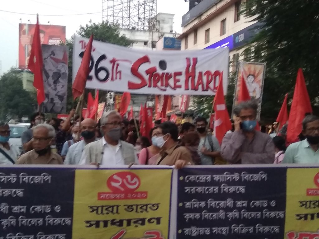 AmberTiwari12's tweet image. The campaign for 26 November All India Strike and 26-27 November farmers&apos; protests is going on in full swing in West Bengal. Glimpses from a @cpimlliberation meeting this evening outside Jadavpur University. #ScrapFarmLaws #ScrapNewEducationPolicy2020 #ScrapLabourCodes