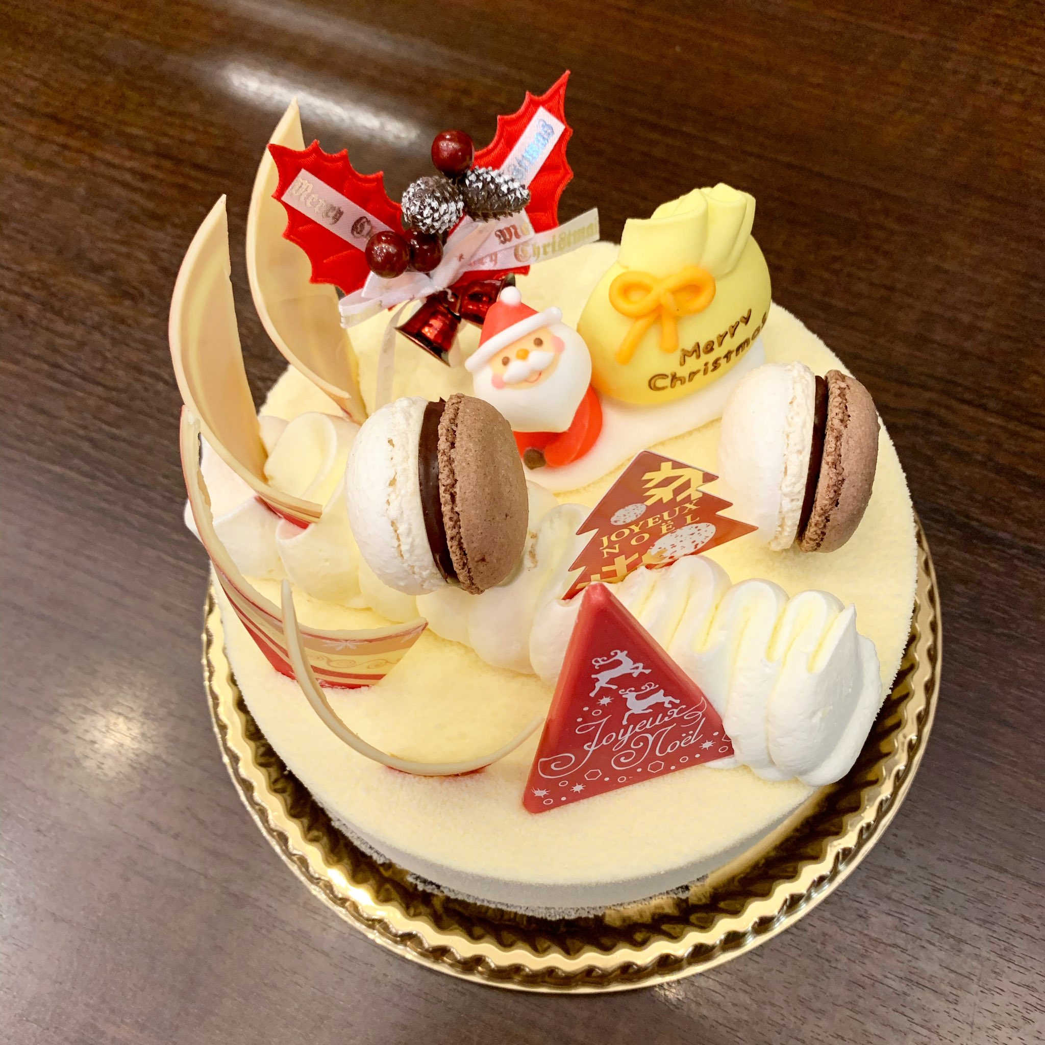 パティスリー アイル クリスマスケーキ 名前は ディストピア 知り合いに ユートピア の方が良かったんじゃない って言われるけれど 好きなアーティストのアルバムタイトルが ディストピア だったので この名前をつけました いたって真剣です