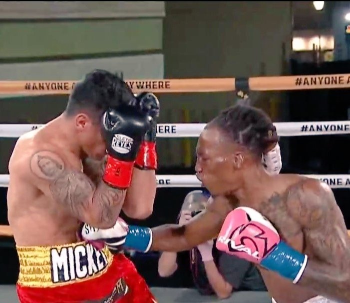 TkoWbc's tweet photo. #TKOWBC 🥊 El peso súper pluma O’Shaquie Foster (18-2, 11 KOs) anota el TKO sobre Miguel "Mickey" Roman (62-14, 47 KOs) en la tarjeta inagural de @NBCSports @ringcityusa del @WildCardBoxing1 en #Hollywood.
#FosterRoman #boxing #boxeo https://t.co/j7VIjfu6cR
