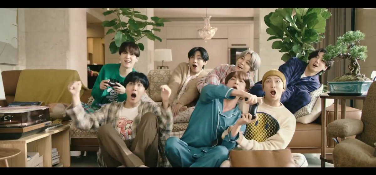 lleeming_'s tweet photo. ЭТО НАСТОЛЬКО ДОМАШНАЯ АТМОСФЕРА, ЧТО Я ПЛАЧУ
#1DayBEforeBE #LifeGoesOnWithBTS #BETODAY https://t.co/NRzp6j5TMG