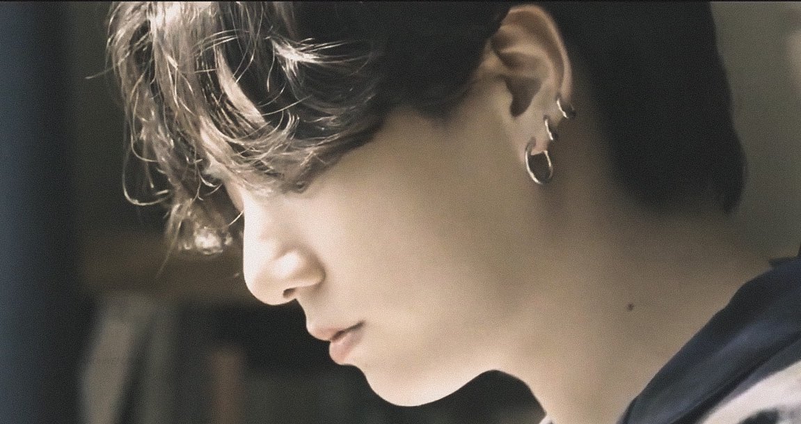 archiveforJK's tweet photo. jungkook, life goes on mv (201120) https://t.co/tMOJbOJ6rN