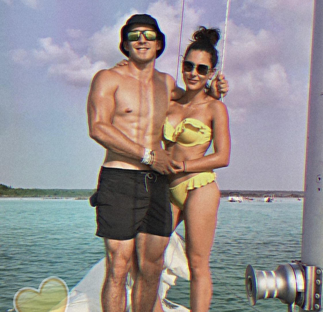 iconicdemie's tweet photo. Iniciamos el hilo de Brenda y Aristeo relación tóxica. CHISMECITO https://t.co/02xKUiqXjZ